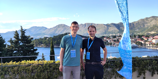 2 Personen stehen vor einer sonnigen Bucht in Dubrovnik